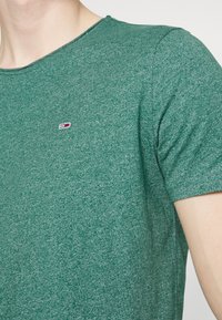 Tommy Jeans SLIM JASPE CREW NECK - T-shirt básica - rural green