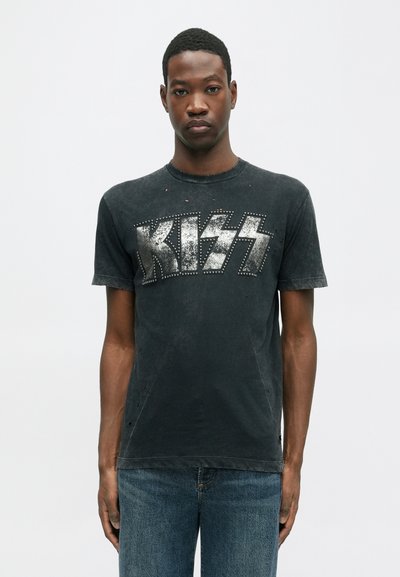 Camiseta de algodón negra con detalles desgastados y logo "KISS" con tachuelas plateadas, con mangas cortas y cuello redondo.