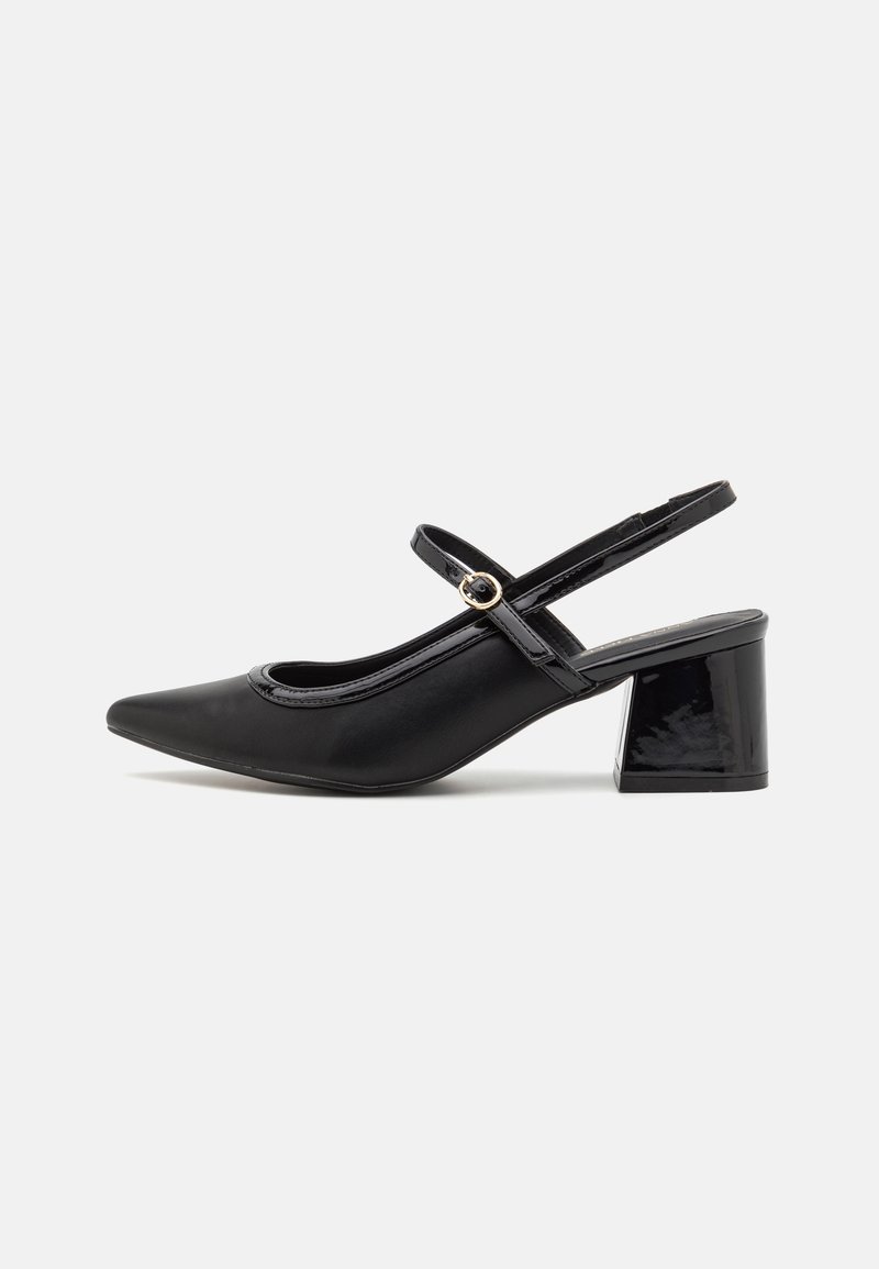 Chaussure slingback en cuir verni noir avec bout pointu, talon bloc et une bride réglable avec boucle dorée sur fond gris.