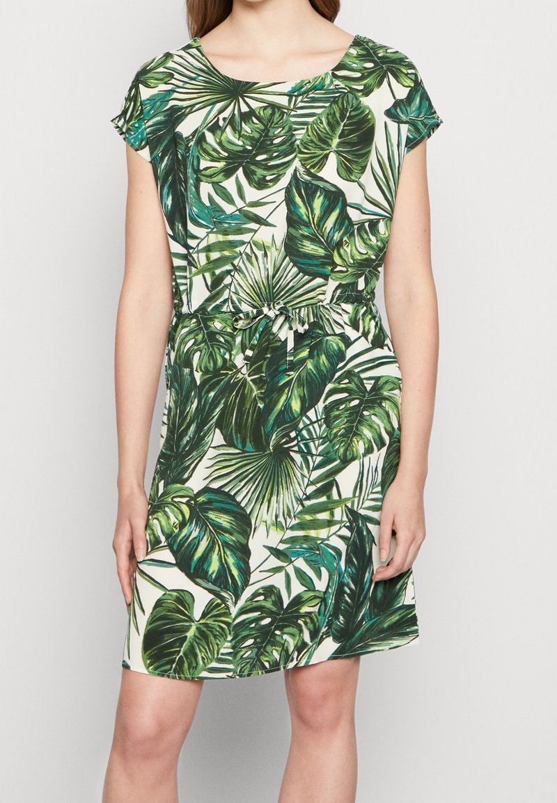 Šaty s potiskem zelených tropických listů, krátké rukávy, kulatý výstřih, přiléhavý pas a stahovací detaily. Bílý podklad. Materiál z bavlněné směsi.