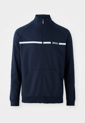 Casaco azul-marinho com fecho zip de alto colarinho, riscas brancas ao longo do peito e logótipo BOSS. Apresenta dois bolsos frontais e tecido texturizado.
