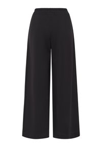 Melni plaši piegriezti auduma bikses ar elastīgu jostasvietu, taisnu griezumu un gludu audumu, attēlotas uz baltas fona.