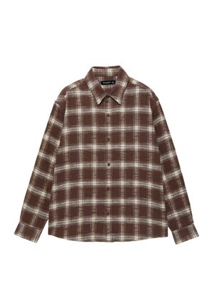 Cămașă cu mâneci lungi, cu nasturi, în carouri maro și alb, cu guler, așezată plat pe un fundal alb.