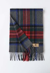 Écharpe en plaid gris avec des rayures rouges, vertes et bleues, présentant des bords frangés et une étiquette en cuir avec logo. Texture douce et design classique.