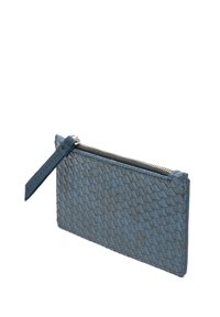 Modra prepletena usnjena denarnica z zadrgo in majhnim usnjenim zapiralom, ki ima teksturirano zunanjost in ozko pravokotno obliko.