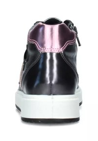 Sneaker nera con una finitura lucida e liscia e un accento metallico rosa sul tallone; presenta una suola in gomma bianca e una cerniera decorativa laterale.
