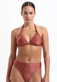 Ensemble de bikini en satin marron comprenant un haut triangulaire avec des liens autour du cou et une culotte taille haute. Texture lisse, détails minimalistes.