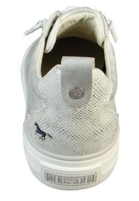Sneaker grigio chiaro con tomaia texturizzata, caratterizzato da un accentuazione argento sul tallone, un logo di un cavallo e una suola in gomma bianca.