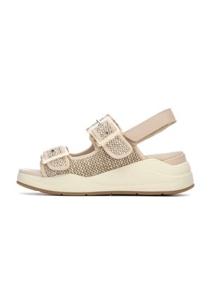 Sandalias beige con parte superior tejida y texturizada, dobles correas ajustables y una suela gruesa de color crema, con un diseño de ligera cresta para soporte.