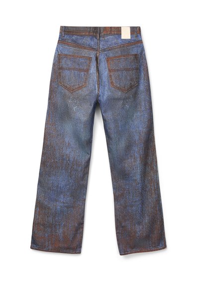 Jeans a gamba larga in denim blu con una texture sbiadita e accenti color ruggine, grandi tasche posteriori e un'etichetta beige in vita.