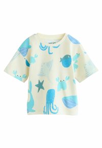 T-shirt i bomull med en ljus krämfärgad bakgrund och olika havsdjur i blå nyanser, inklusive fiskar, bläckfiskar och sjöstjärnor.
