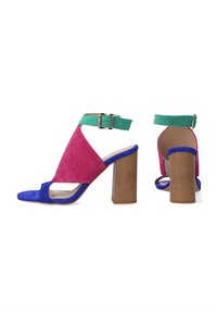 Blokhælede sandaler med et design i pink, blå og grøn ruskind, med en spænde ankelrem, åben tå og kontrasterende teksturer.