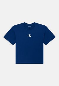 Tums zils kokvilnas T-krekls ar īsām piedurknēm, apaļu kakla izgriezumu un mazu baltu "cK" logotipu priekšpusē. Gluda tekstūra, standarta piegriezums.