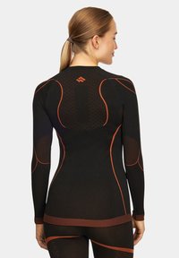 Czarna, długa koszulka termiczna z pomarańczowymi akcentami, z dopasowanym krojem, teksturowanym materiałem i wzorem w kratkę na plecach.