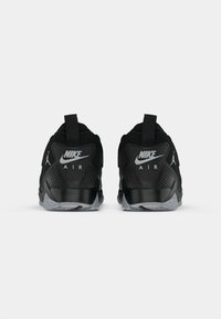 Μαύρα αθλητικά παπούτσια Nike Air με υφασμάτινες επενδύσεις και διαφανή σόλα. Διαθέτουν θηλαστές και λογότυπο στη φτέρνα. Ρευστή αθλητική σχεδίαση.
