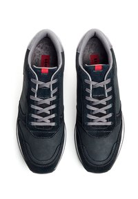 Dunkelblaue Sneaker mit strukturiertem Lederobermaterial, grauen Schnürsenkeln und gepolstertem Kragen. Sie verfügen über eine weiße Außensohle und kontrastierende Nähte.