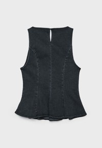 Czarny bezrękawnik z denimu z zaokrąglonym dołem, posiadający tył z wycięciem w kształcie klucza oraz kontrastowe przeszycia wzdłuż szwów.