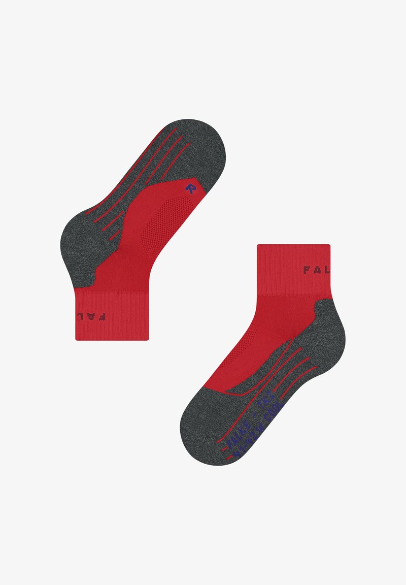 Chaussettes de sport grises et rouges avec un revers côtelé, une semelle texturée et des rayures latérales contrastantes. Marque imprimée en violet sur la semelle.