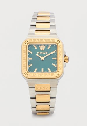 Reloj de pulsera Versace cuadrado con correa de oro y plata, esfera verde azulado, marcadores de hora dorados y logotipo de Medusa a las 12 en punto.