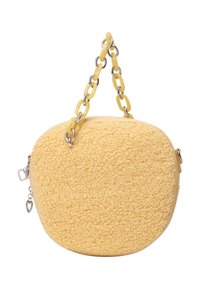 Borsa gialla con un materiale esterno testurizzato e peloso e una base gialla liscia. Presenta un manico a catena con hardware argentato e un ciondolo a forma di cuore.