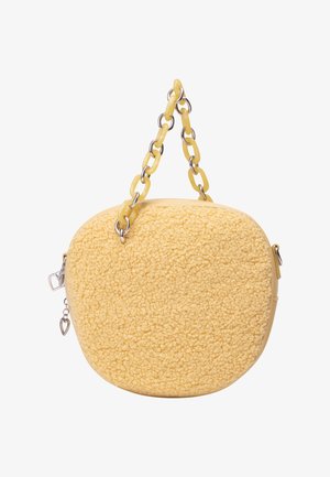 Žlutá taška s texturovaným, huňatým vnějším materiálem a hladkým žlutým dnem. Obsahuje řetízkovou rukojeť se stříbrným kováním a přívěskem ve tvaru srdce.