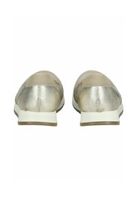 Zapatos metálico dorado con punta redondeada y un acento de ante beige en la parte trasera. La suela es blanca con una parte inferior de goma marrón. Parte superior texturizada.