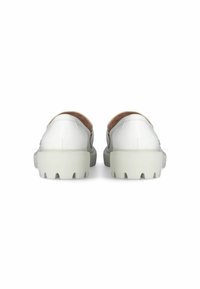 Scarpe bianche slip-on con tomaia in pelle liscia, suola in gomma e suola esterna spessa e testurizzata. Design minimalista con forma arrotondata.