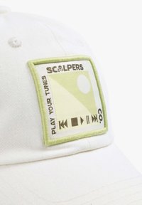 Biała bawełniana czapka z zieloną wyszywaną łatką z symbolami sterowania muzyką oraz napisem "SCALPERS" i "ODTWORZ SWOJE MELODIE".