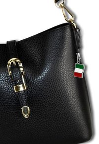 Sac à main en cuir noir avec une surface texturée, des accessoires en or, et un charme arborant le drapeau italien fixé à la tirette du zip.
