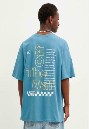 Camiseta de gran tamaño en color verde azulado con texto amarillo "Off The Wall" y logo de la marca. Presenta un diseño gráfico en la parte posterior y un corte relajado. Fabricada con una tela suave.