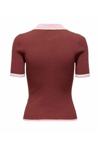 Haut en tricot côtelé à manches courtes en bordeaux profond avec col, manches et bord inférieur rose clair, vu de dos.