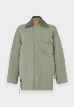 Vihreä villatakki mustalla nahkakauluksella, etuosassa napilliset painonapit, yksi rintatasku läpällä ja kaksi alaosan sivutaskua.