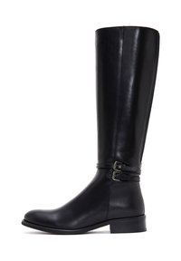 Botas de cuero negras hasta la rodilla con un acabado brillante, que cuentan con dos correas con hebillas y un tacón bajo en bloque para mayor estabilidad.