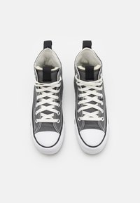 Vysoké tenisky z šedé plátno s bílými tkaničkami, bílou gumovou špičkou a černým patním dílem, s texturovanými bočními panely.