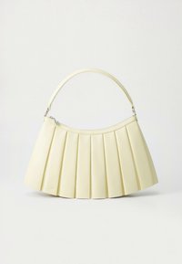 Geantă plisată galbenă, realizată din material sintetic, având un vârf rotunjit și o curea subțire de umăr, cu o textură netedă și accesorii minime.