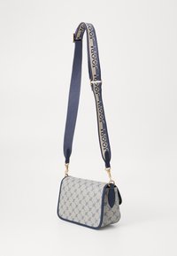 Borsa a tracolla a righe blu e crema con forma strutturata, materiale in tessuto, hardware in tonalità oro e una tracolla testurizzata con dettagli del logo.