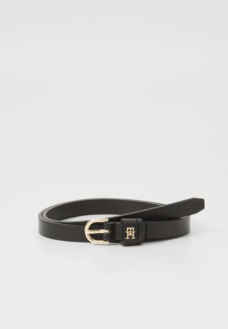 Cintura in pelle nera con fibbia in metallo dorato, caratterizzata da un dettaglio del logo e una finitura liscia e strutturata. Design classico e raffinato.