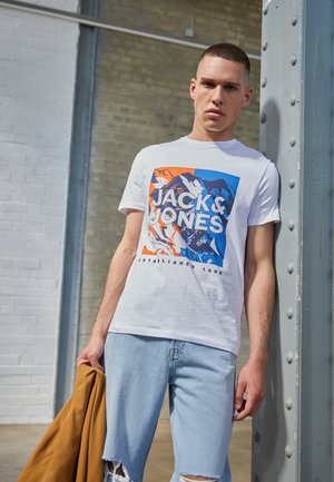 JCOBOOSTER TEE SS CREW NECK JULY - Print T-shirt - white