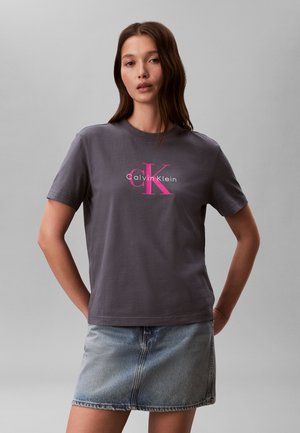 Calvin Klein Jeans HERO CLASSIC MONOLOGO - Nyomott mintás póló - turbulence