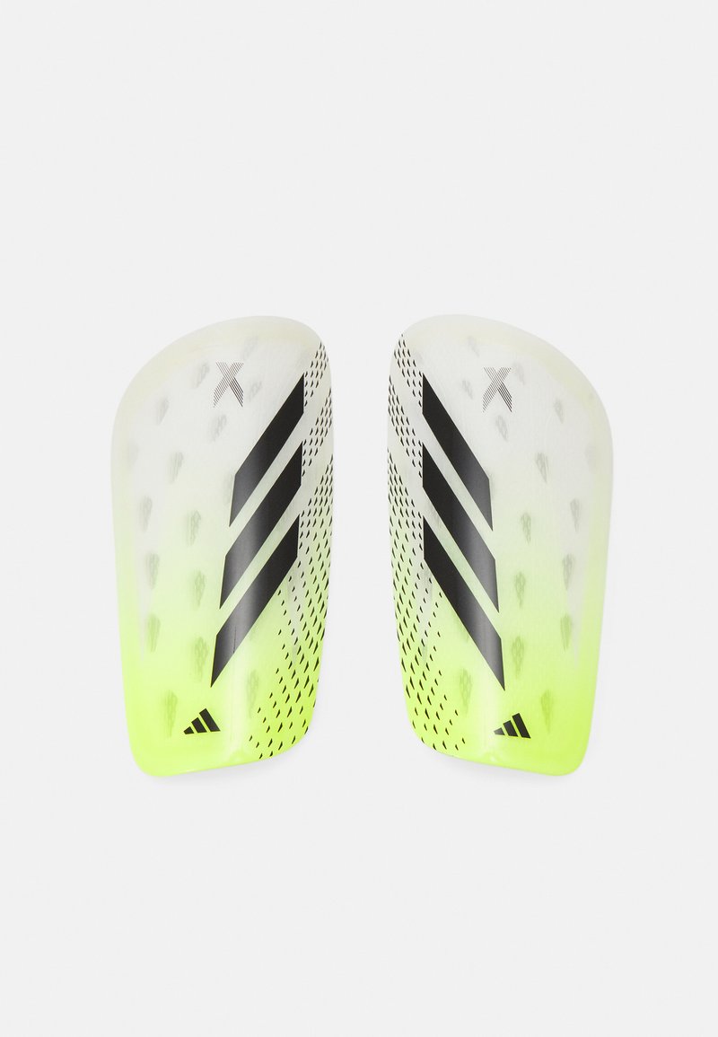 Voetbalschermers met een semi-transparant wit lichaam, zwarte diagonale strepen en een neongele onderkant met stippenaccenten.
