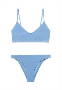 Svetlo modri bikini komplet s teksturirano braletko z nastavljivimi naramnicami in ujemajočimi se bikiniji z nizkim pasom.