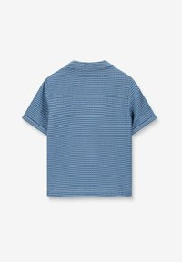 Blaues Kurzarmhemd mit Rundhalsausschnitt, ausgestattet mit horizontalen weißen Streifen, geradem Saum und minimalen Nähten auf der Rückseite.