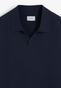 Polo à manches longues bleu marine avec un col et une étiquette blanche marquée "SCALPERS", taille XL.