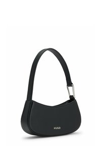 Bolso de cuero negro con forma curvada, una sola correa y un acento de hardware plateado. La parte delantera presenta el logotipo "HUGO" en detalle metálico.