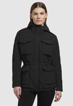 Veste matelassée noire avec un col montant, deux poches devant, taille ajustable et capuche. Dotée d'une finition lisse et mate et d'un tissu durable.