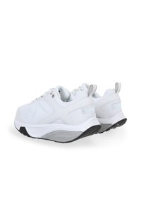 Zapatillas deportivas blancas fabricadas en tela y material sintético, con un diseño de malla, acentos texturizados y una suela de goma negra.