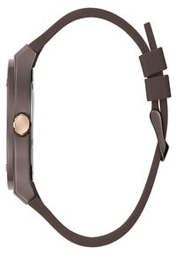 Montre avec un bracelet en silicone marron, un boîtier rond, un accent doré sur le côté et un cadran lisse. Le design présente des lignes épurées et un minimalisme dans les détails.