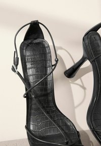 Next REGULAR FIT - SIGNATURE TOE STRAPPY HEELS - T veida siksniņu sandales - black