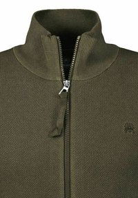 Oliwkowa kurtka zapinana na zamek z teksturowanym dzianinowym wzorem, wysokim kołnierzem i metalowym zamkiem; z małym logo na piersi.