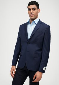 Mornarskoplavi sako od teksturirane tkanine s jednim gumbom, dva prednja džepa i elegantnim dizajnom revera.